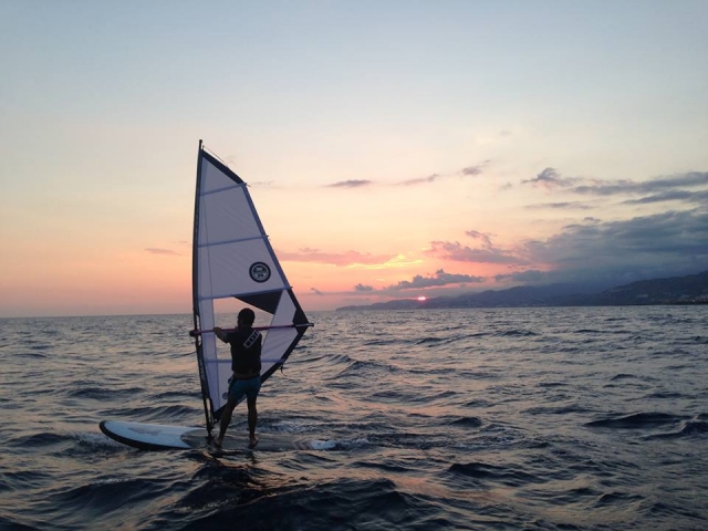windsurf en atardecer